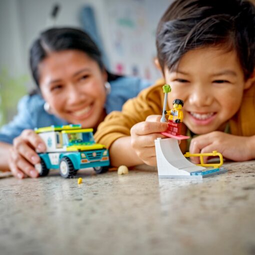 LEGO City Emergency Ambulance & Snowboarder (60403) - Image 4