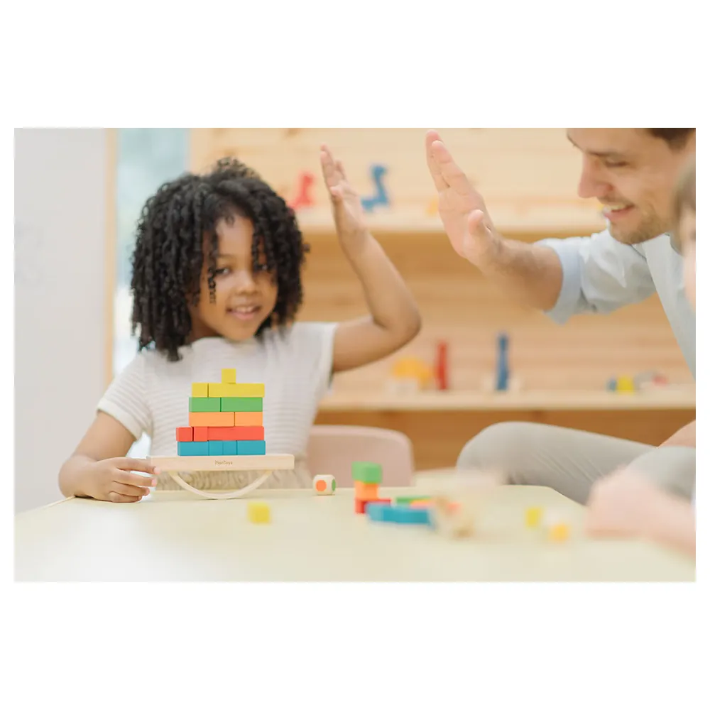 Plan Toys 'Ξύλινο Παιχνίδι Ισορροπίας Με Φορτία' - Image 3